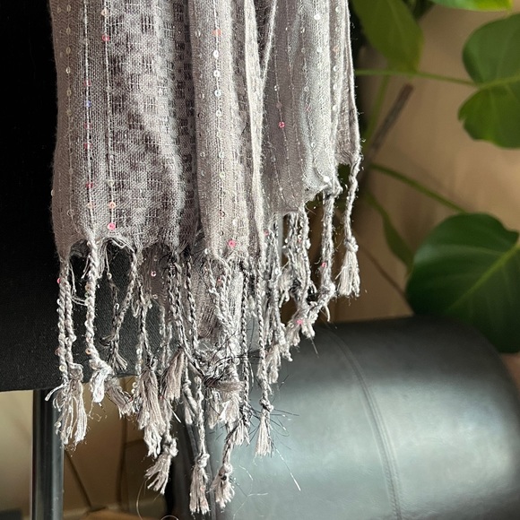 Gray Pattern Woven Sequined Polyester Scarf/Shawl 64” Fringe GUC - Picture 6 of 11